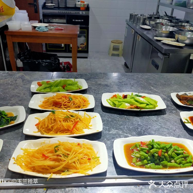 品种齐全一，服务也好，特别拉条子炒面和凉拌肘子超极好吃
