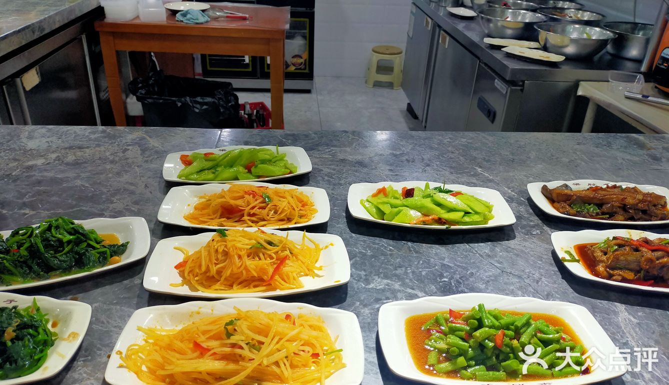 品种齐全一，服务也好，特别拉条子炒面和凉拌肘子超极好吃