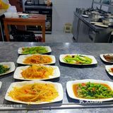 品种齐全一，服务也好，特别拉条子炒面和凉拌肘子超极好吃