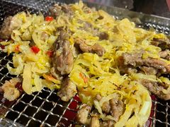 酸菜配鲜切-马路牙子地桌烤肉(工体店)