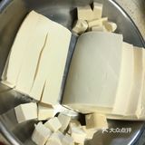 咸蛋黄豆腐，口感虽没蟹黄豆腐鲜美，但也形似。