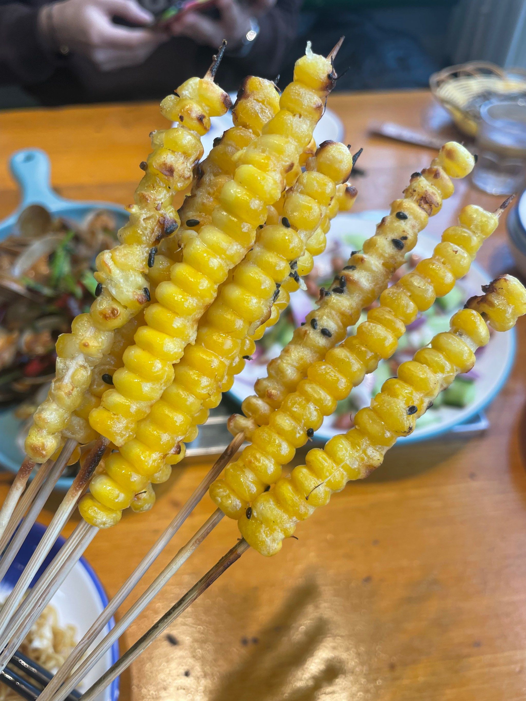 东北的烤玉米也是粒