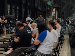 门外排队等位的人们-巴蜀大宅门火锅(新华公园店)