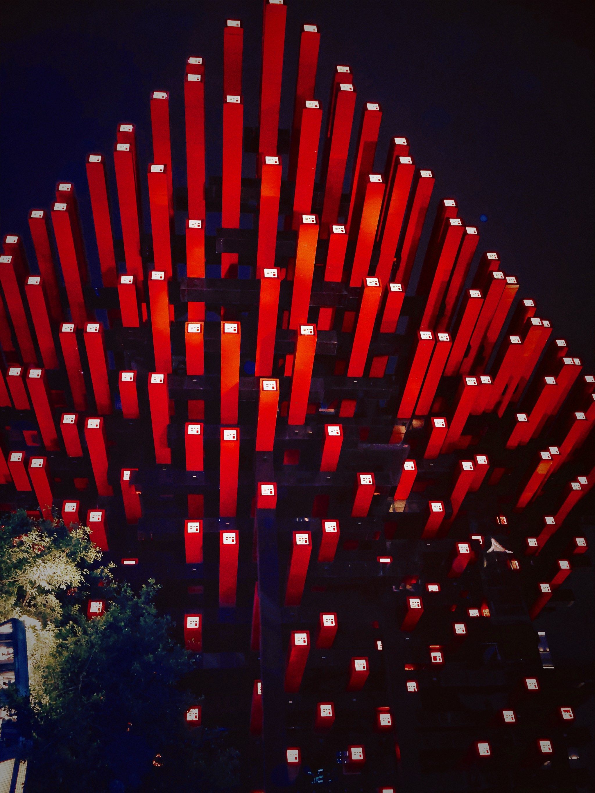 每次路过都会好奇,这红色筷子楼是啥?