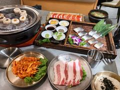 -围炉肉舍•炭烤活鳗•丹东海鲜烤肉(步行街店)