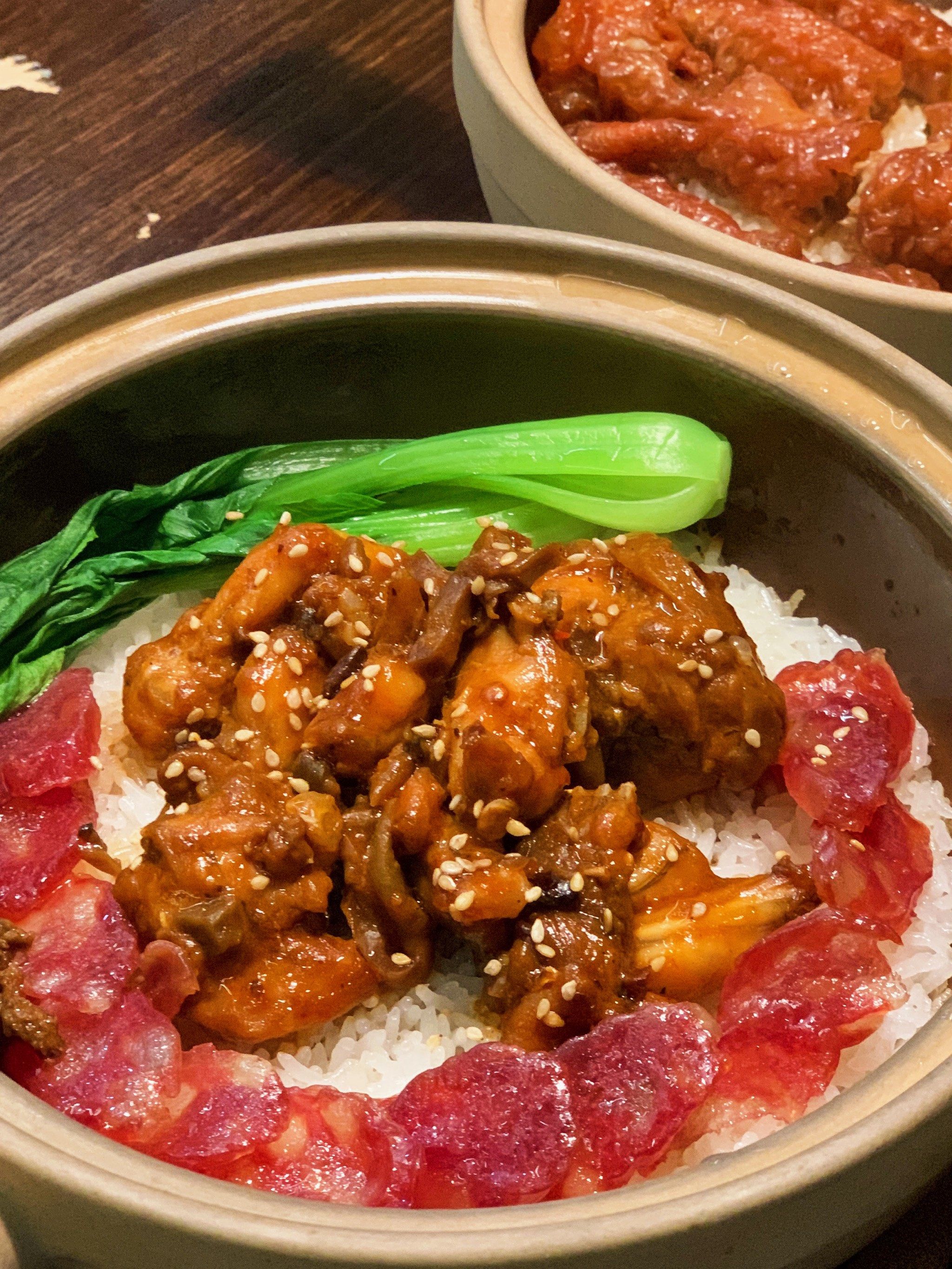 吃过zui好吃的煲仔饭

82港式腊味煲仔饭
浇上秘制一勺酱汁