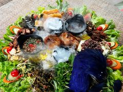 簸箕手抓孔雀宴-品德宏·孔雀宴的发源地(金塔园店)