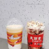 店铺装潢设计属于现代工业风，蓝色是主题色调