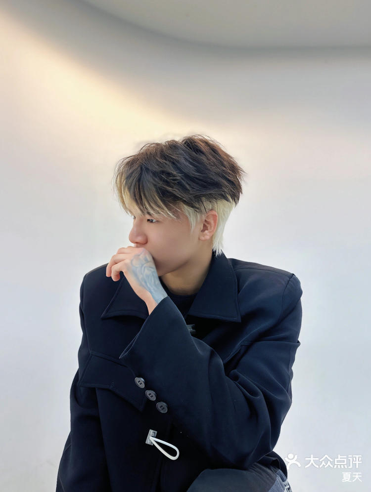 男生帅到掉渣的发型男生挂耳染