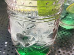 薄荷汽水-海边的猫和咖啡馆