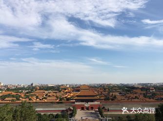 看完电影到了景山公园小5点多了，太阳还是特别足