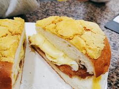 菠萝芝士猪扒蛋包-新鸿发咖啡美食