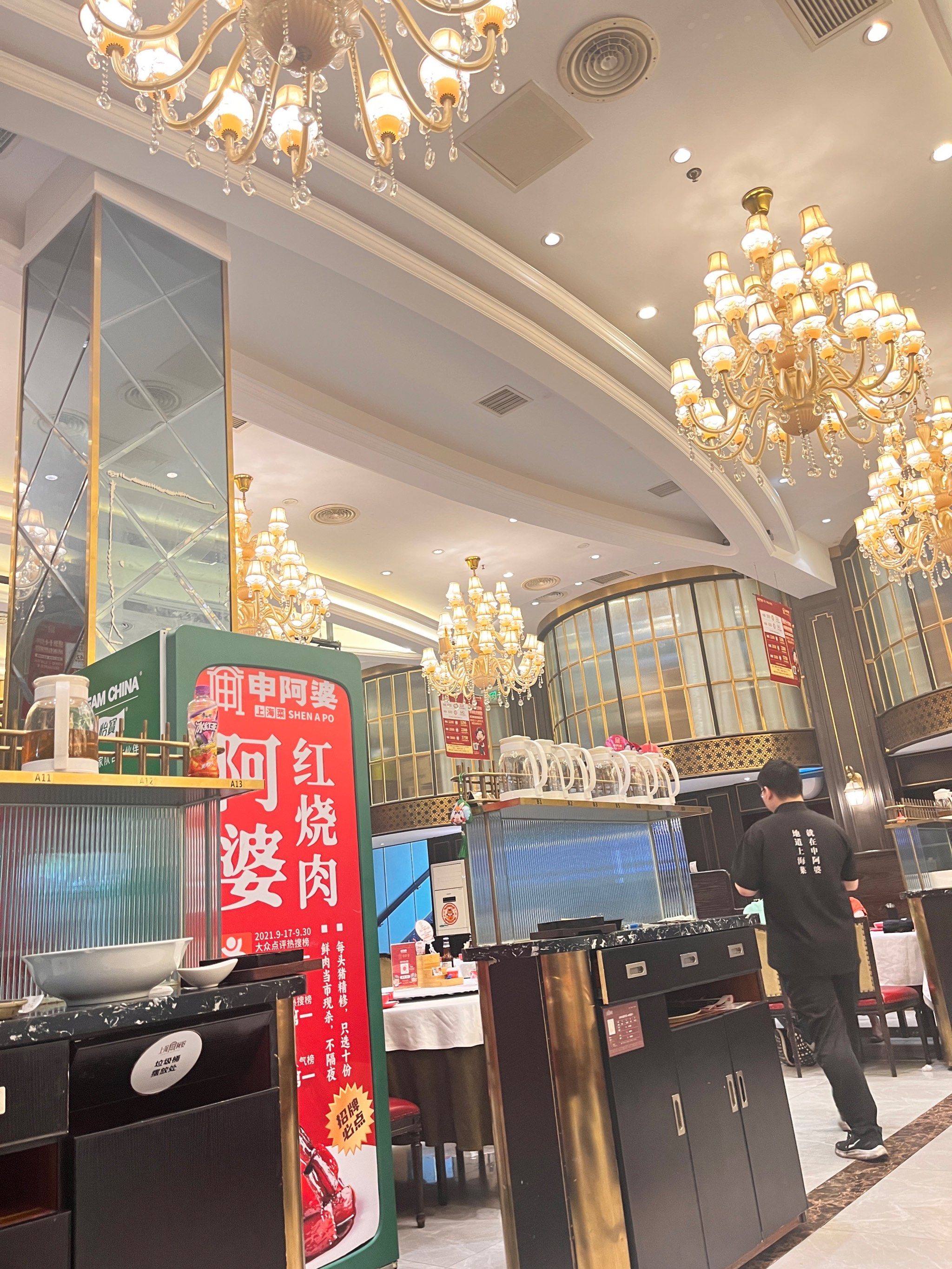 店内环境很有特色,很有老上海的感觉,上海