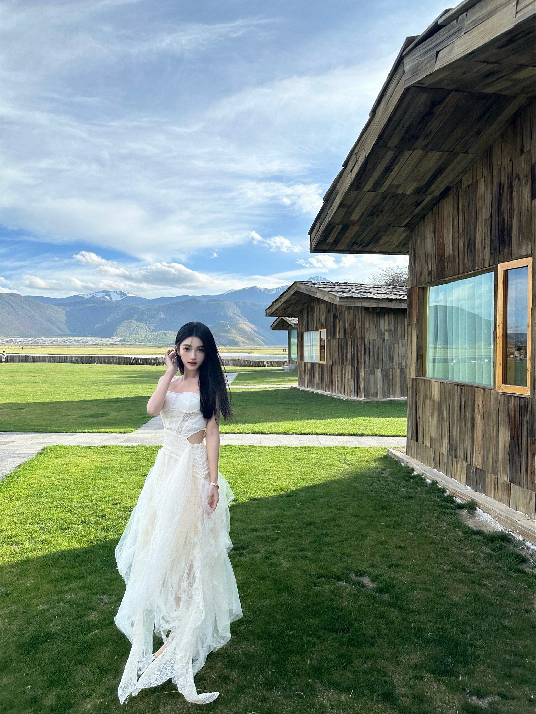 n绿油油的草地以及连绵的山脉
远处还有可爱的羊群宛如置身童话世界