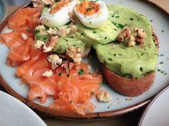 牛油果煮蛋吐司-RAC BAR(安福路店)