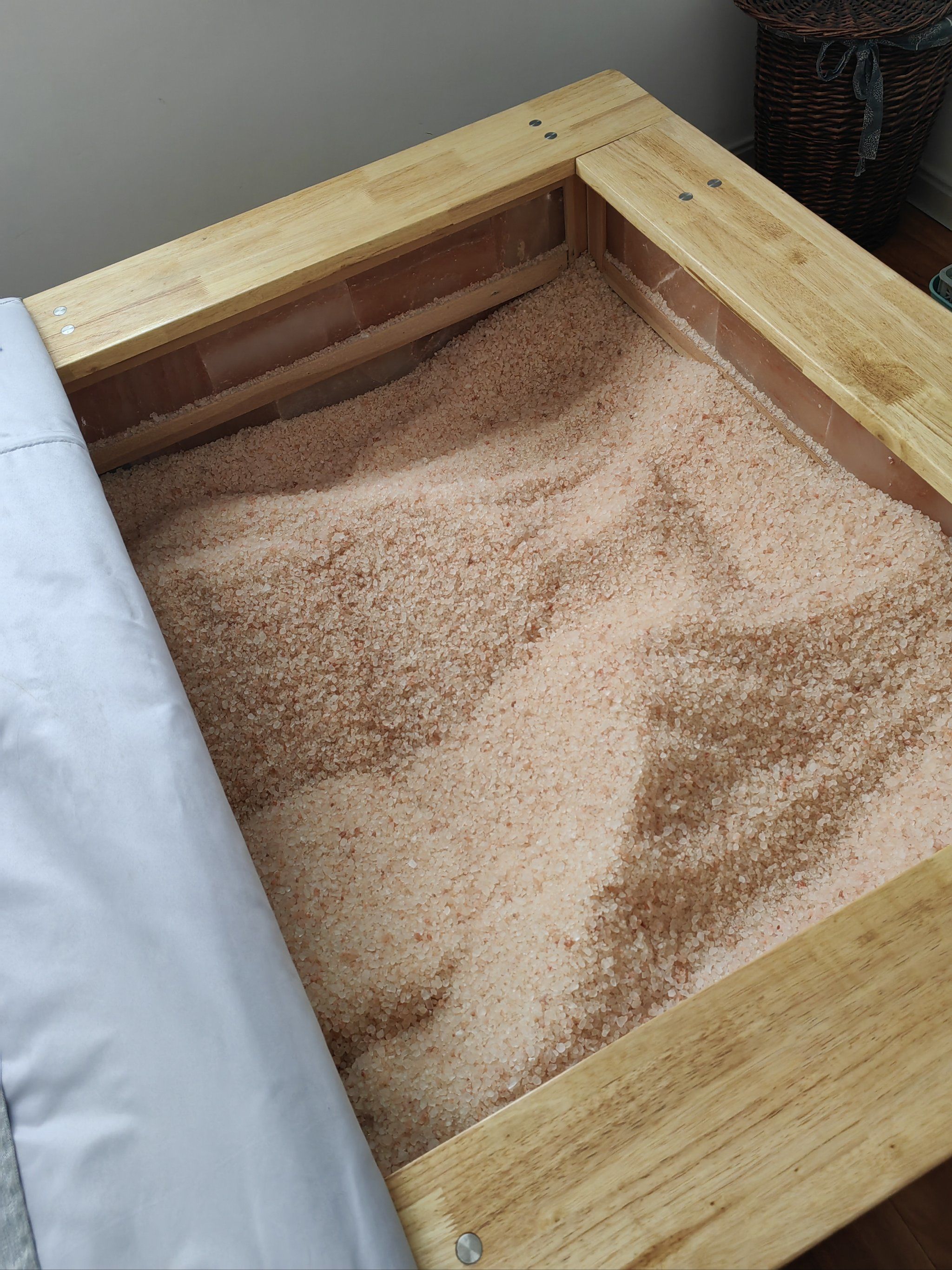 之前做过沙疗,感觉差不太多,进去先换盐疗衣服,店里提供一次性内裤