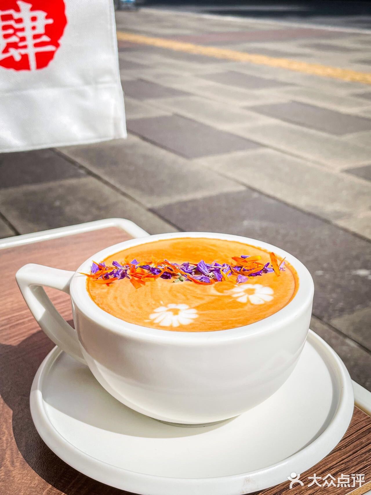 什么咖啡店路过的人都忍不住看两眼‼️