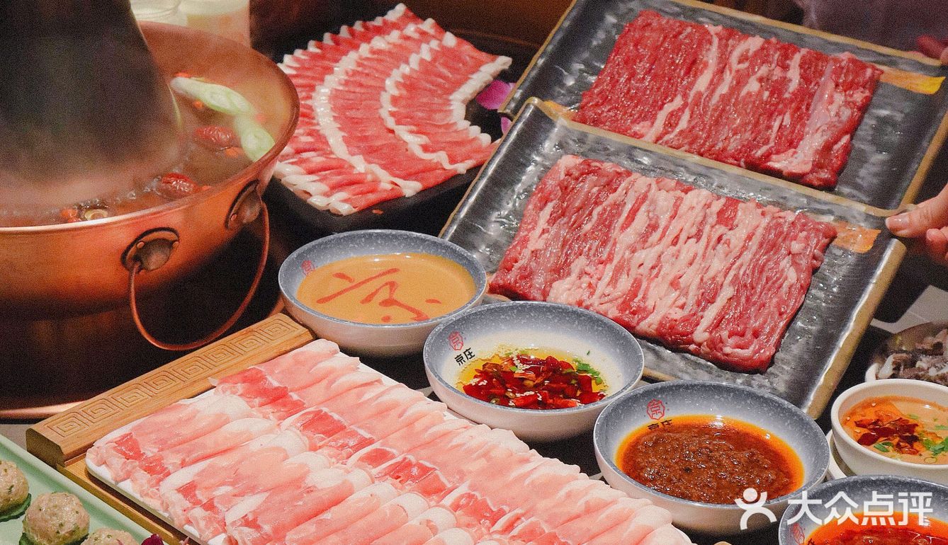 天呐！整盘下肉的铜锅涮是最过瘾的