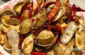 Spicy Stir-Fried Clams in Large Plate