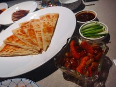 经典烙饼卷香肘-悦融琥珀·京鲁菜·海味珍品(西单店)