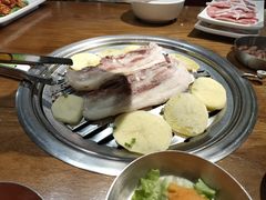 厚切猪肉-·缸桶屋·韩式牛肋条自助烤肉(西湖D11店)