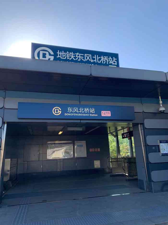 附近还在施工, 不过旁边就是爱家商厦.