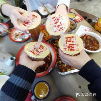 四个人点了：嫩豆腐牛蛙（重辣），芋头烧排骨（微辣）