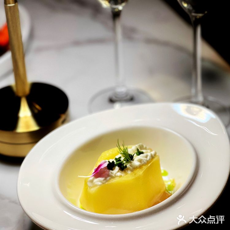 高甜预警｜情人节氛围拉满的烛光晚餐🌹餐厅一楼是玫瑰花花海～