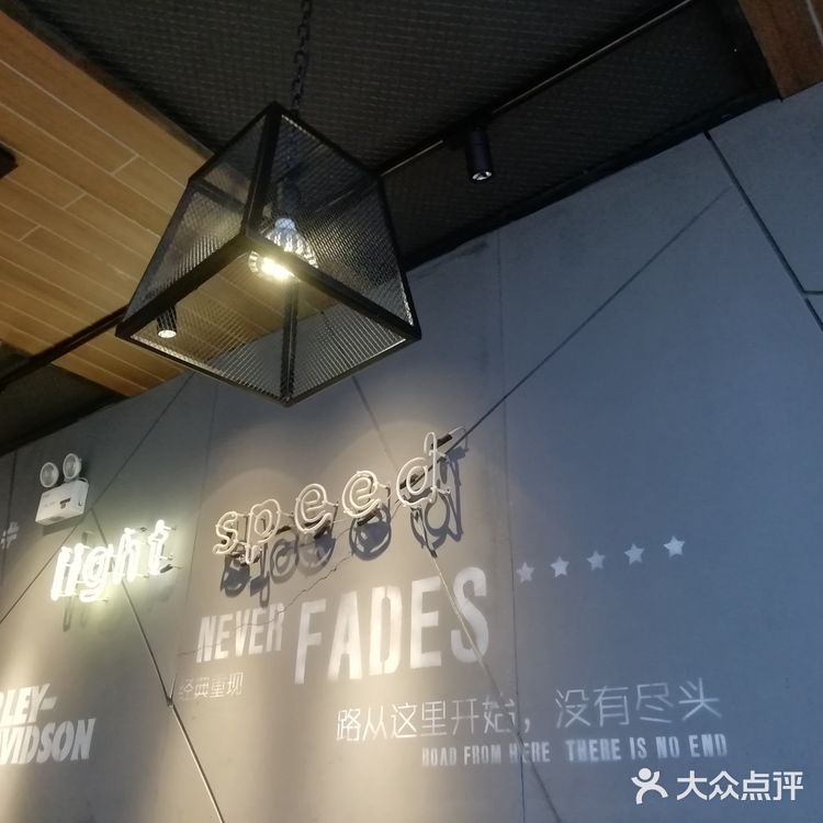 今天去金狮广场上早教课，又来到了熟悉的店铺