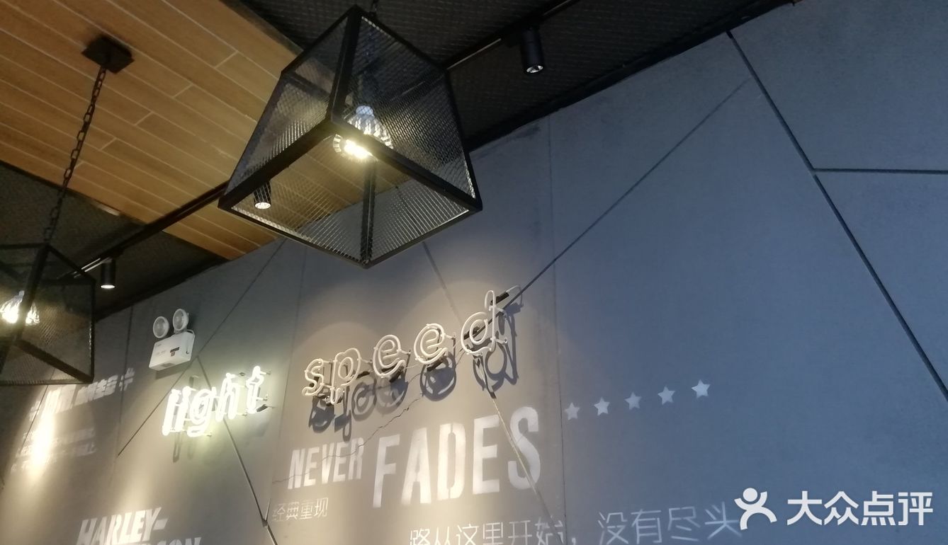 今天去金狮广场上早教课，又来到了熟悉的店铺