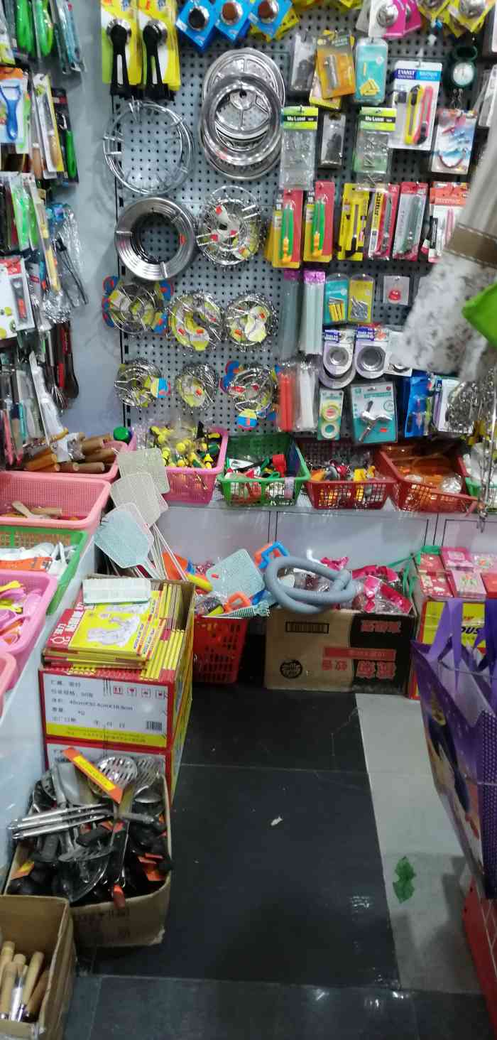 打分 有空逛逛杂货店,这是一家小型百货店,东西还是比较齐全.