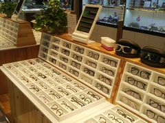 -MiRi眼镜连锁·蔡司·尼康控优点合作店(莘庄店)
