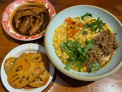 -爆炸头阿姨小四川正宗川味小吃(无任何分店)