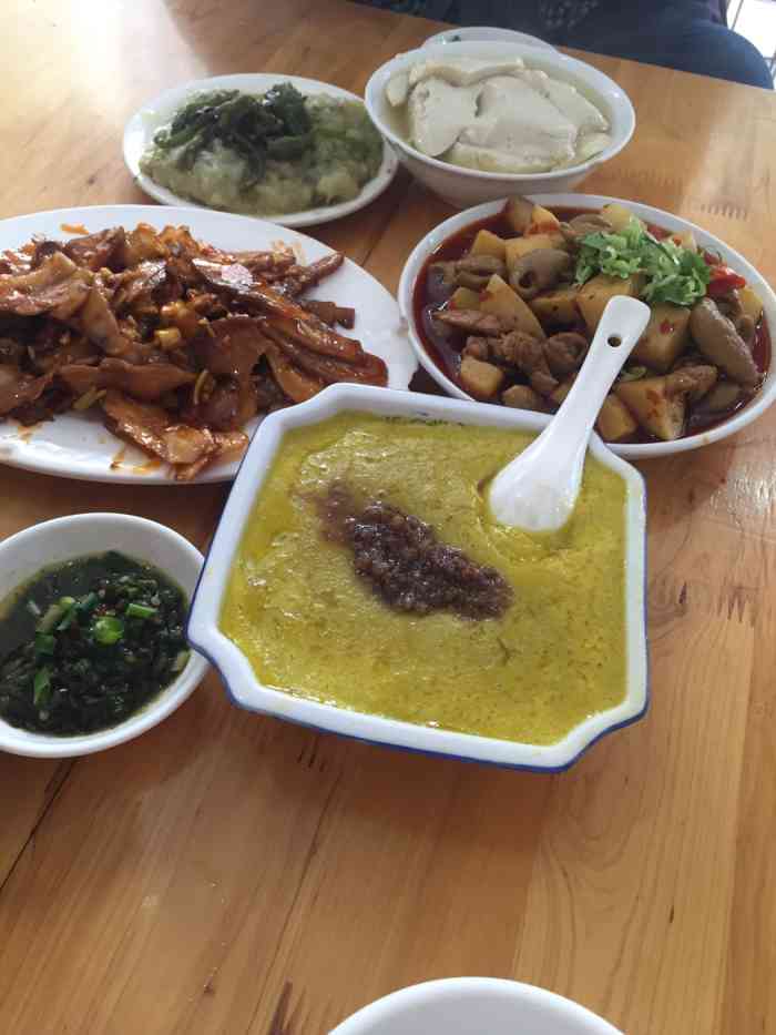 文南手磨豆花"凉拌猪头肉和土豆泥很有特色!饭也很好吃.