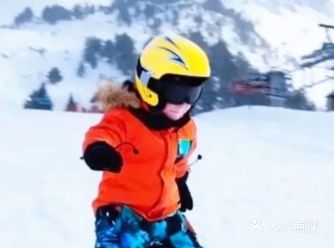 想不到这么小的孩子，滑雪技术也是超棒的！
