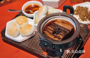 Braised Pork with Chuantou Bread