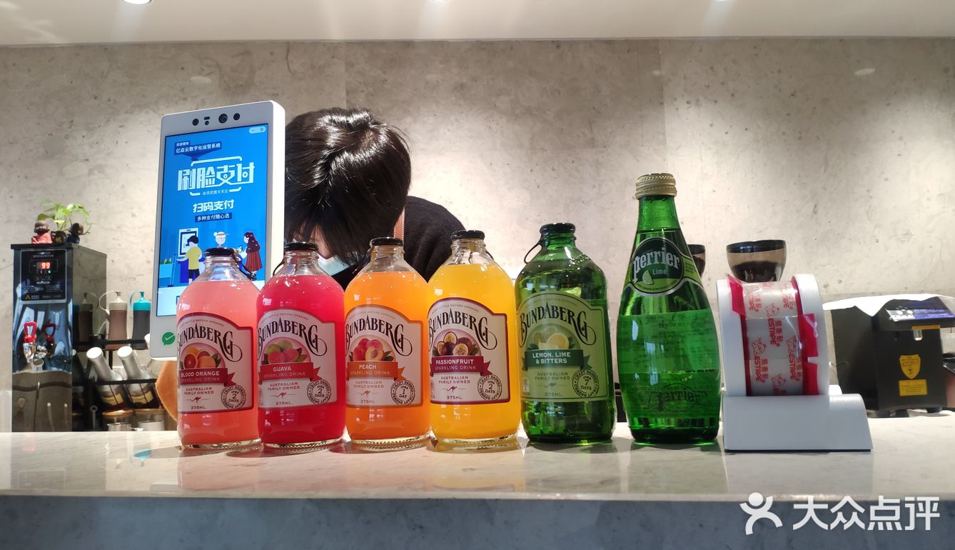 喝完咖啡默默带走了杯子[调皮]