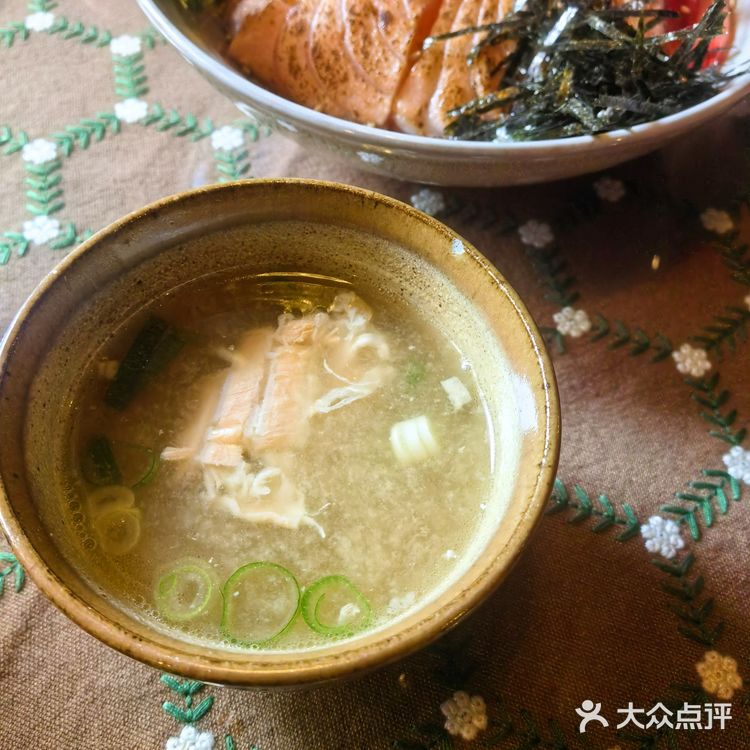 阿水的生鱼饭旗舰店是一家专注于生鱼饭的日料小店