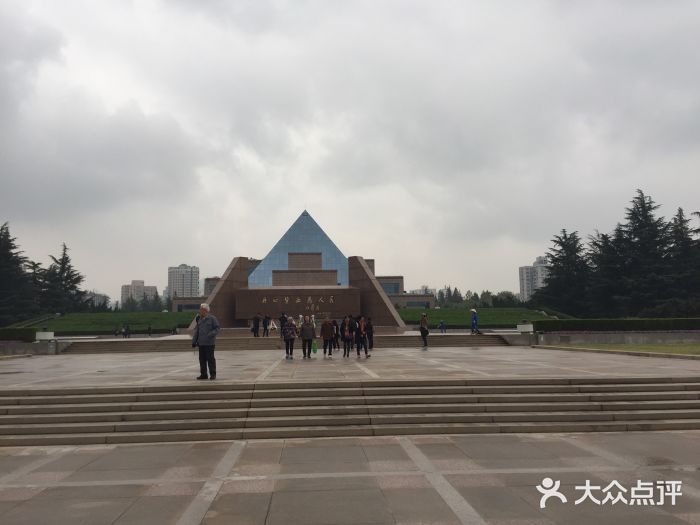 上海市龙华烈士陵园景点图片