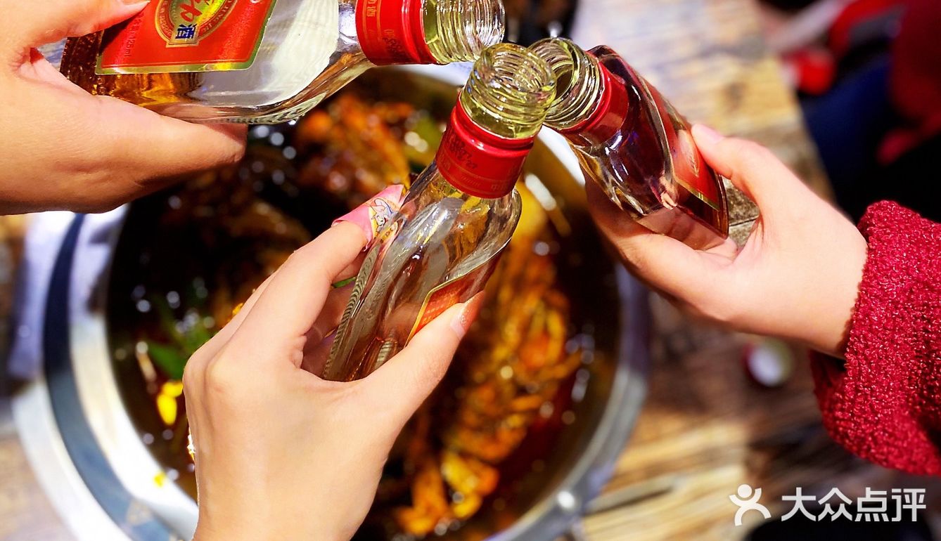 螃蟹配劲酒 有劲更有味