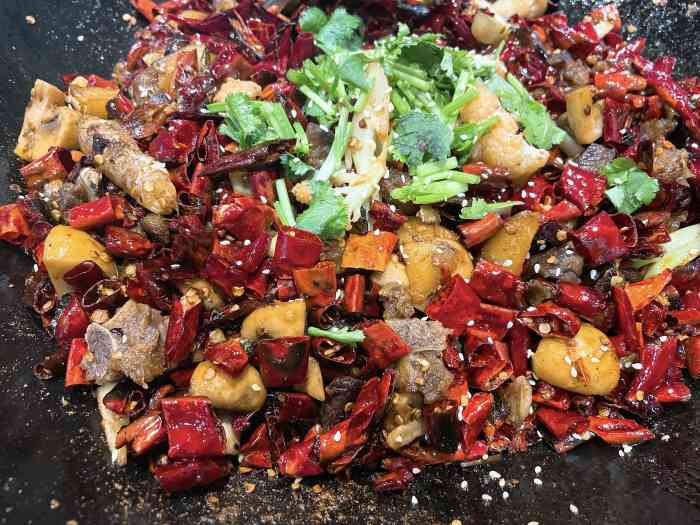 三钢赵记辣子羊肉(三钢厂总店)-"[薄荷]环境: 这家老店就在马路边边