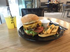 嫩煎澳洲牛肉汉堡-HELLO 27 意面·沙拉·帕尼尼