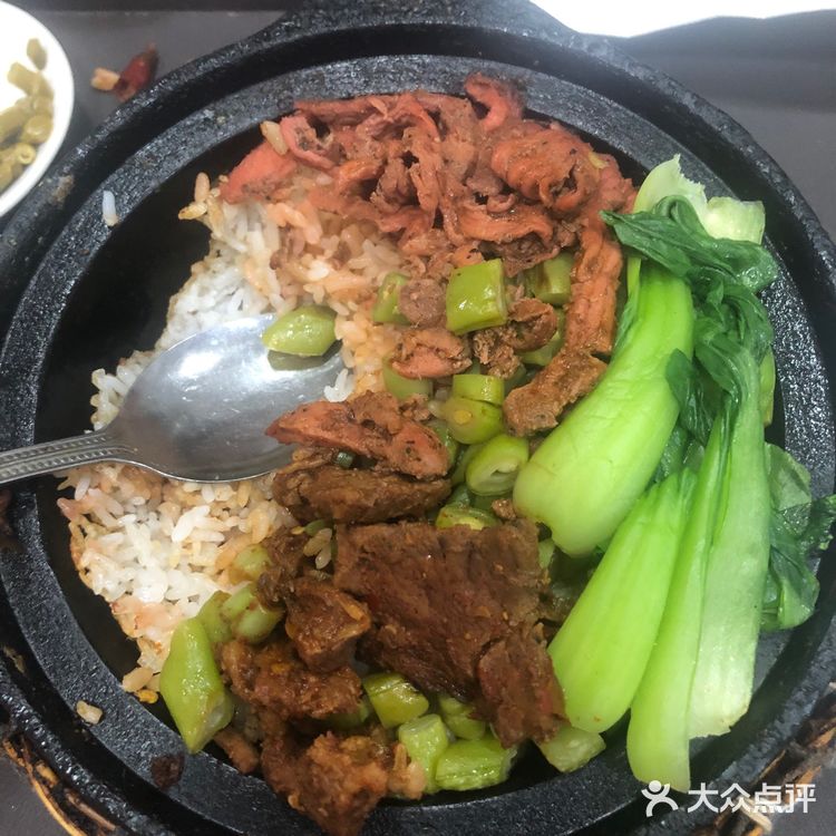 广式腊味煲仔饭、黑椒牛柳煲仔饭