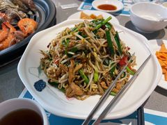 小豆芽炒肉丝-大锅强·蒸海鲜青岛菜(吾悦广场店)