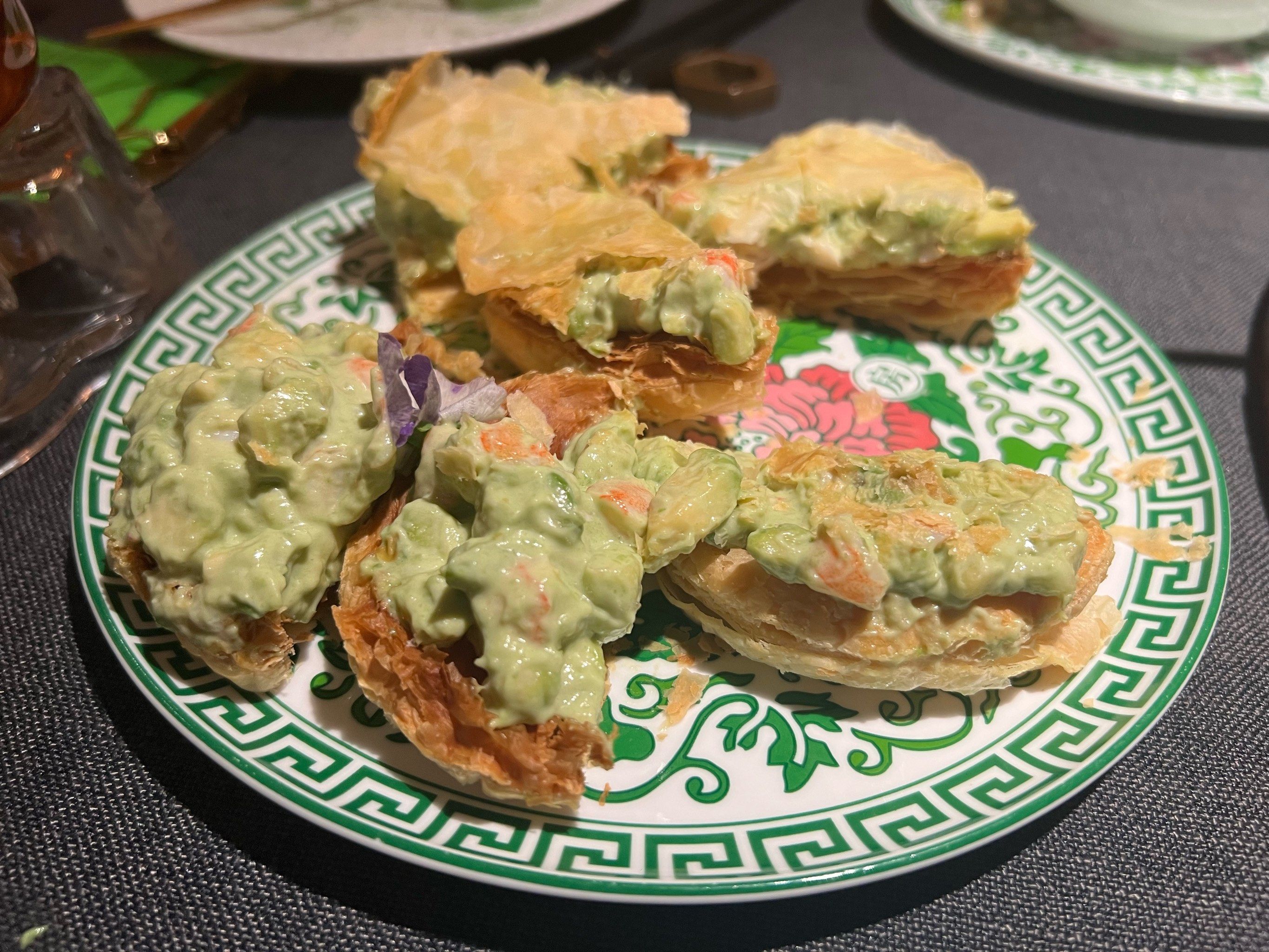 牛油果龙虾塔最惊艳,塔身酥脆搭配牛油果龙虾很完美