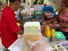 华夫饼夹冰淇淋-詹爷爷乌节路街头冰淇淋