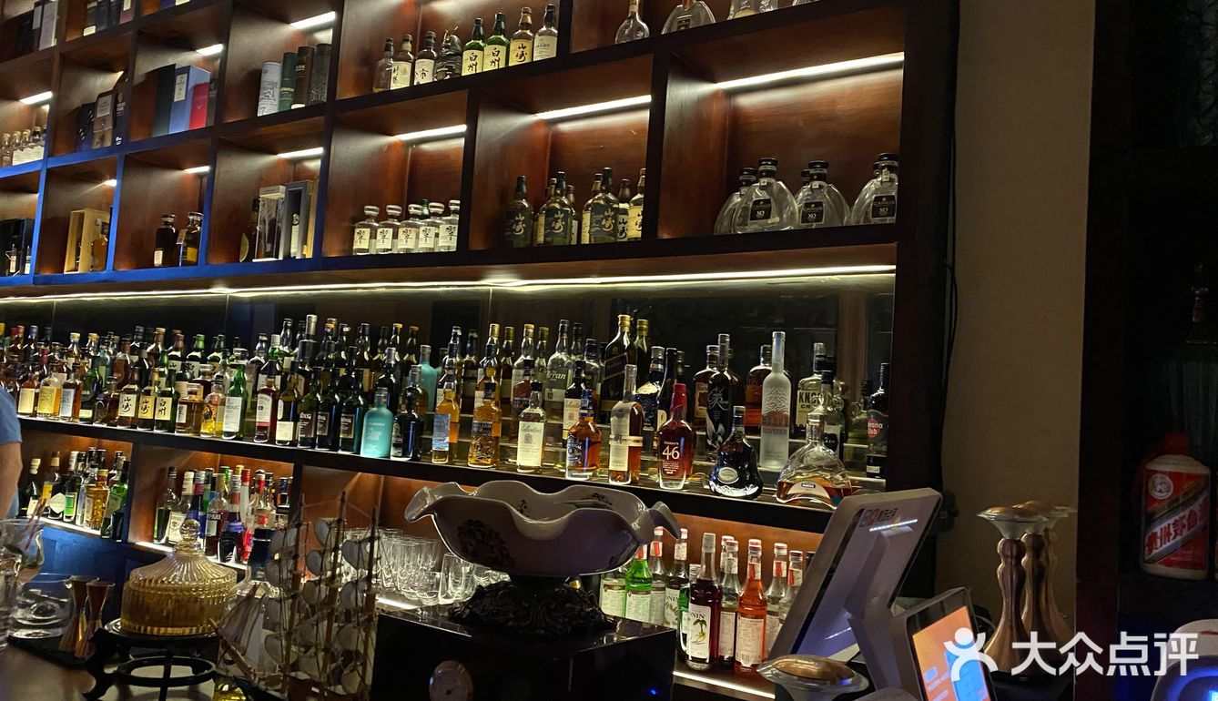 停车费非常便宜在酒吧点了鸡尾酒