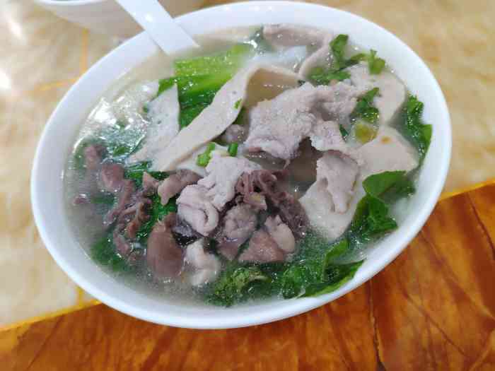 猪肠什么,还有炸的香香的蒜末,好像每家潮汕的猪杂汤粉都差不多味道