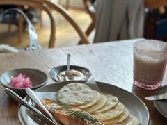 烟熏三文鱼配烤饺子皮和芥末籽酱-BOR Eatery(安福路店)