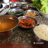 里面挺大的有两层，中间是个院子还有几张桌子